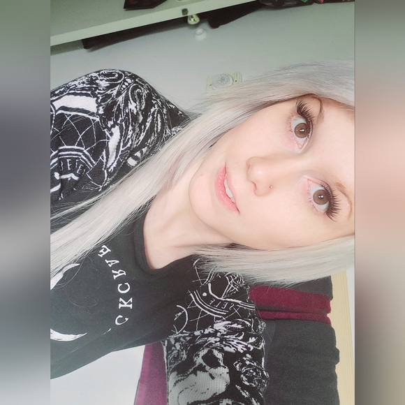 MEET YOUR POSHER 🔥🔥🔥 - Picture 3 of 14